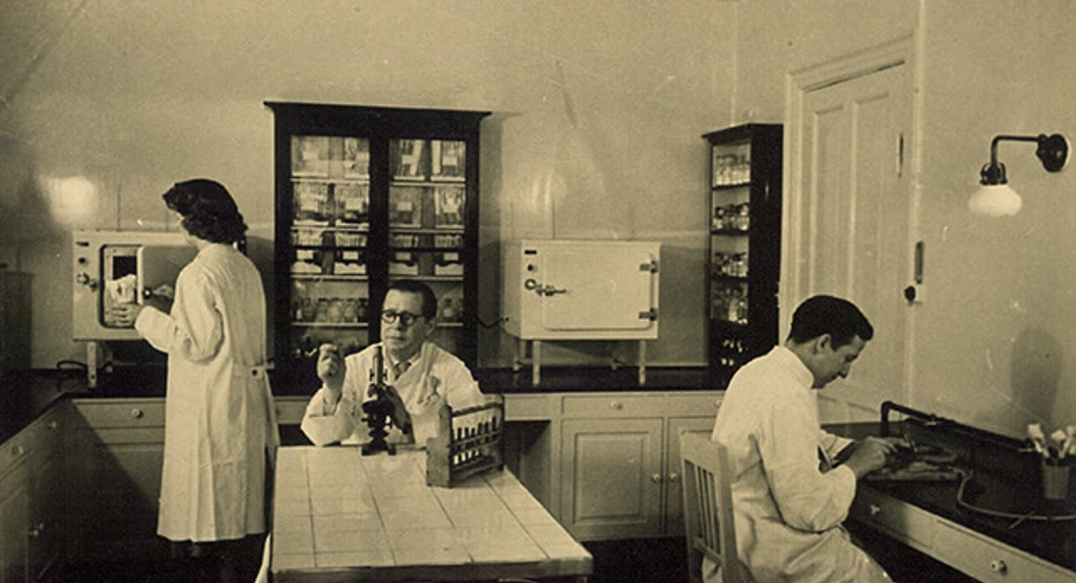The laboratory at Felcourt (1952)